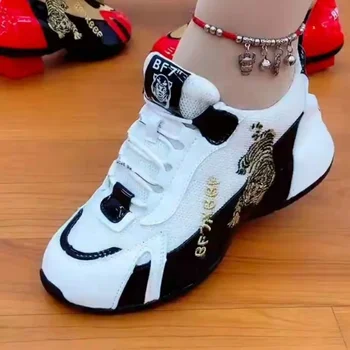 Kleine Witte Schoenen sportschoenen voor Vrouwen Gunstige Tiger Borduurwerk Ademende Schoenen van Vrouwen Laag-top-Color Matching Lace-up